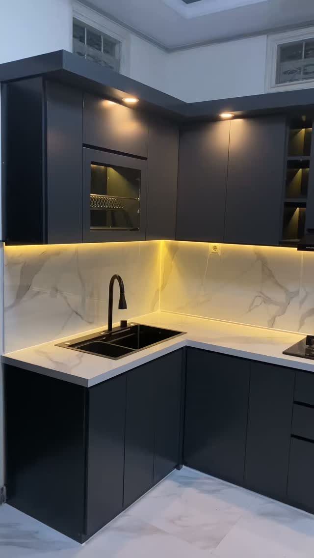 32 Simply Kitchen Design Ideas for a Clean, Modern Space 6 Modern L-shaped kitchen with dark grey cabinets and a white marble backsplash.