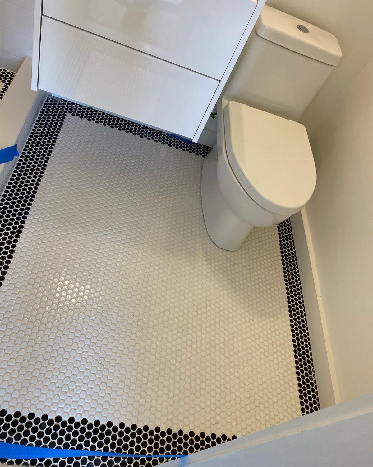 Black Mosaic Tile Bathroom: 14 Designs from Hex to Herringbone 10 White penny round bathroom floor with a black penny round tile border.