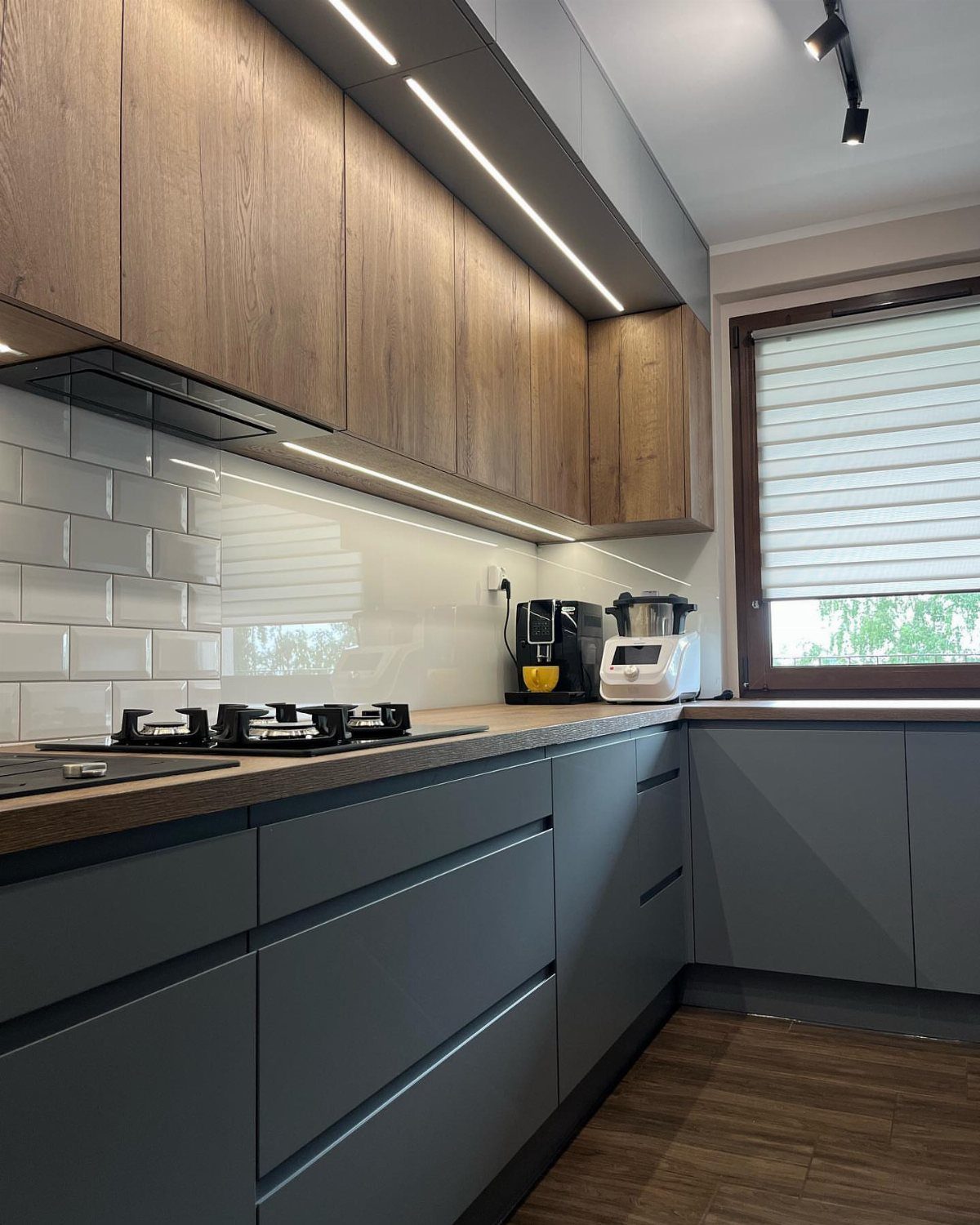 32 Simply Kitchen Design Ideas for a Clean, Modern Space 11 Grey matte lower cabinets and wood upper cabinets in a modern kitchen setting.