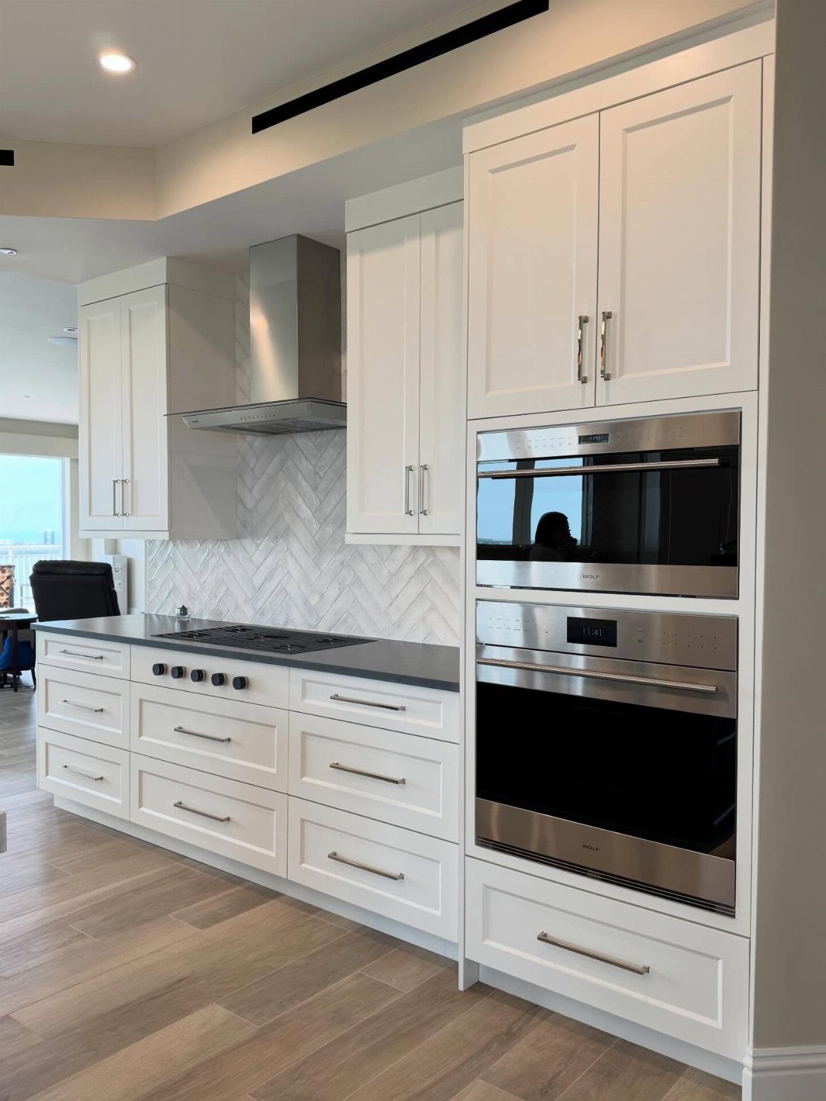 32 Simply Kitchen Design Ideas for a Clean, Modern Space 13 Double stainless steel wall ovens built into white cabinetry in a modern kitchen.